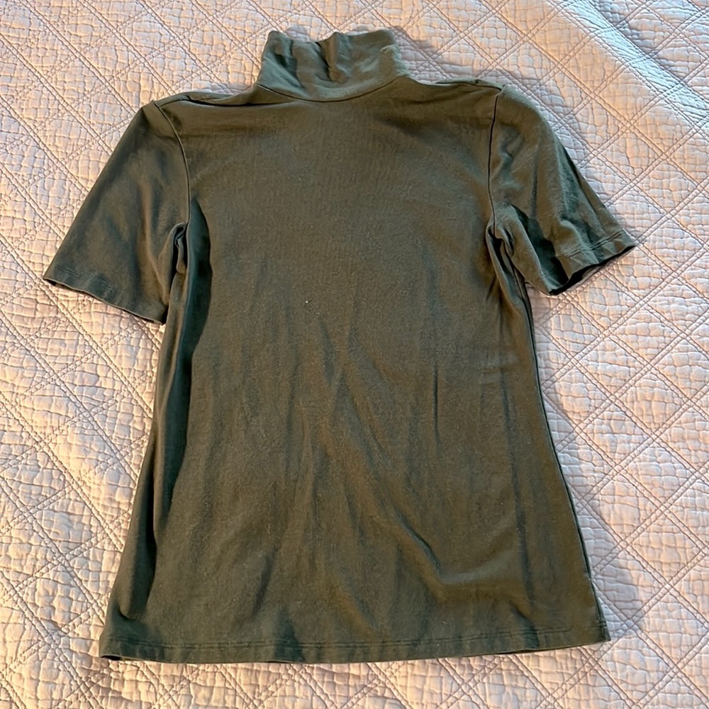 Army green Theory short sleeve turtleneck shirt